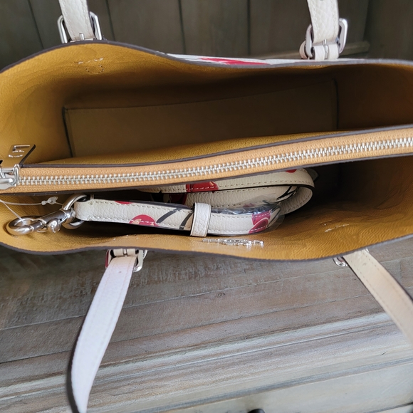 Coach NWT Mollie Tote/Crossbody With NWT Matching Heart Shaped Bag Charm - Picture 9 of 10